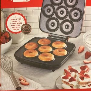 Delish by Dash Donut Maker